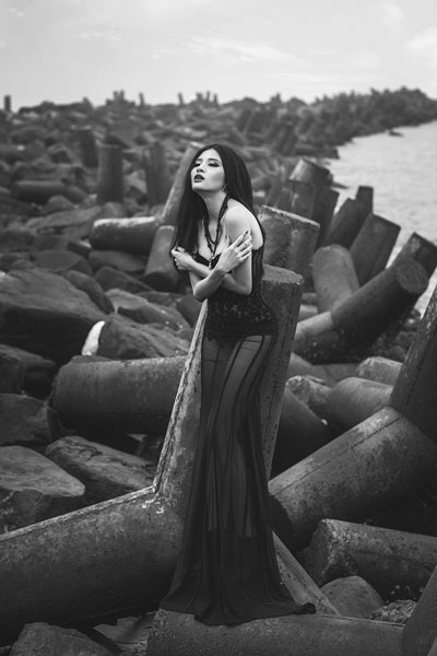 Phan Hoàng Thu khoe dáng với váy đen xuyên thấu - 1 Stylist: Nguyễn Hoàng Nhật Anh- Photo: Kelvin Nguyễn- Mekeup: Bul Nguyễn