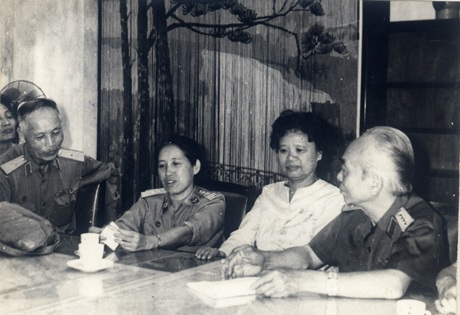 Hé lộ những chuyện tình cảm động nơi khói lửa Điện Biên - 5 Ông Cao Văn Khánh - bà Nguyễn Thị Ngoc Toàn chụp năm 1955 tại Hà Nội