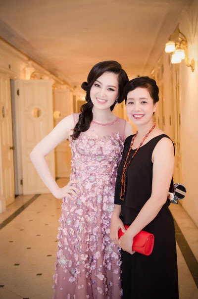 Mỹ nhân Việt đua sắc trên thảm đỏ giải Cống Hiến - 6 Thụy Vân chụp ảnh kỷ niệm cùng NSƯT Chiều Xuân
