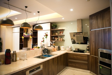 Ngắm căn hộ “triệu đô” của diễn viên Hải Anh - 1 Phòng bếp ấm cúng và sang trọng nhà diễn viên Hải Anh