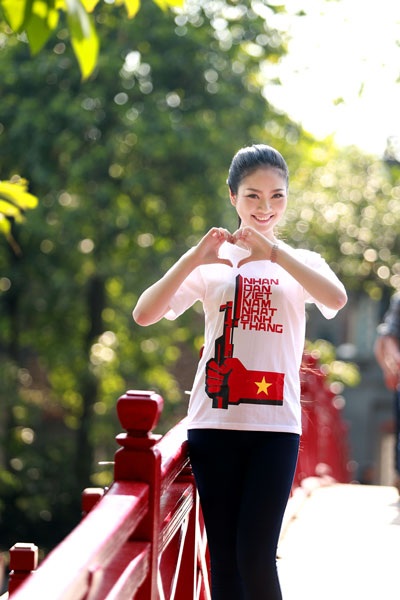 Hoa hậu Ngọc Anh rạng rỡ với áo in tranh cổ động - 2 Hà Thanh