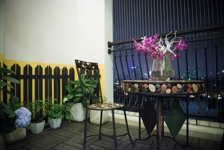 Ngắm căn hộ “triệu đô” của diễn viên Hải Anh - 21 Hoa tươi và cây xanh cũng rất được cặp đôi yêu thích và chăm sóc