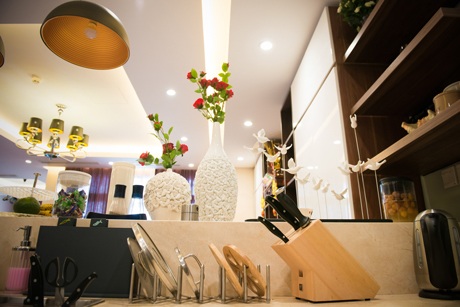 Ngắm căn hộ “triệu đô” của diễn viên Hải Anh - 2 Phòng bếp ấm cúng và sang trọng nhà diễn viên Hải Anh