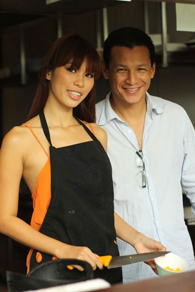 Đầu bếp nổi tiếng Bobby Chinn ứng cử Đại sứ Du lịch Việt Nam - 2 Bobby Chinn vào bếp với bạn gái cũ, siêu mẫu Hà Anh