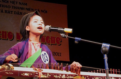 Thiếu nhi đàn và hát dân ţa (Ảnh minh họa: Nguyễn Vân)