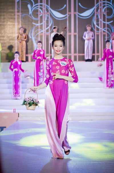 Người đẹp Hạ Long duyên dáng với áo dài và dạ hội - 1 Hà Thanh