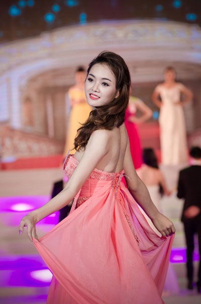 Người đẹp Hạ Long duyên dáng với áo dài và dạ hội - 12 Hà Thanh