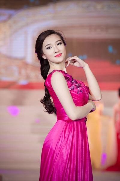 Người đẹp Hạ Long duyên dáng với áo dài và dạ hội - 13 Hà Thanh