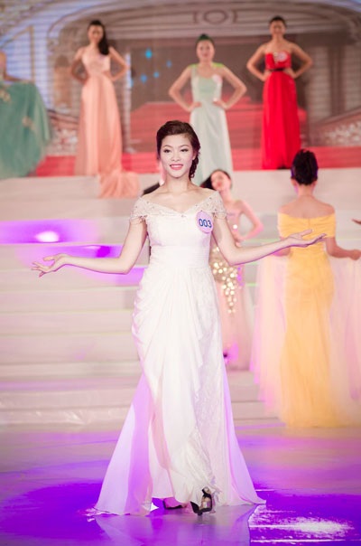 Người đẹp Hạ Long duyên dáng với áo dài và dạ hội - 15 Hà Thanh