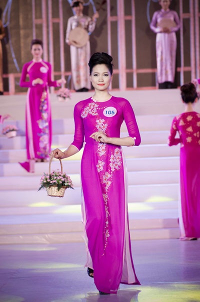 Người đẹp Hạ Long duyên dáng với áo dài và dạ hội - 2 Hà Thanh