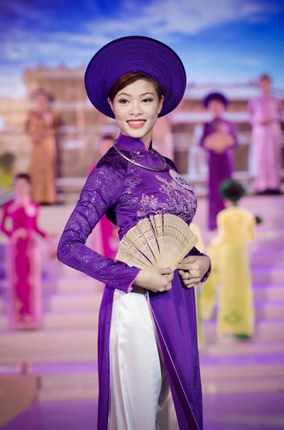 Người đẹp Hạ Long duyên dáng với áo dài và dạ hội - 8 Hà Thanh