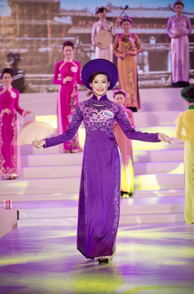 Người đẹp Hạ Long duyên dáng với áo dài và dạ hội - 9 Hà Thanh