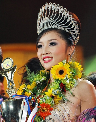 Bà Kim Hồng: “Triệu Thị Hà trả lại vương miện vì mải yêu đương” - 1 Bà Kim Hồng: “Triệu Thị Hà trả lại vương miện vì mải yêu đương”