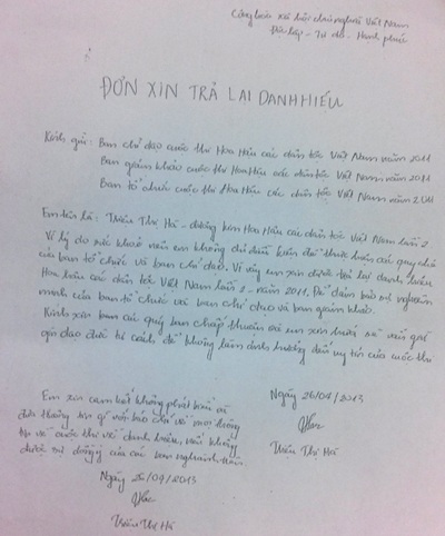 Bà Kim Hồng: “Triệu Thị Hà trả lại vương miện vì mải yêu đương” - 2 Đơn xin trả lại danh hiệu Hoa hậu của Triệu Thị Hà vừa được BTC cung cấp cho báo chí