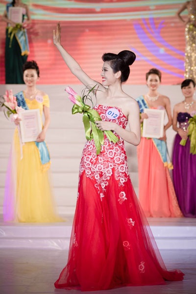 Đỗ Thị Huệ giành vương miện "Người đẹp Hạ Long 2014" - 2 Đỗ Thị Huệ đăng quang Người đẹp Hạ Long 2014