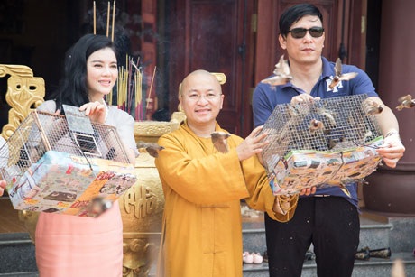 Lý Nhã Kỳ, Ngô Quang Hải tới chùa phóng sinh cầu hòa bình - 8 Hà Thanh