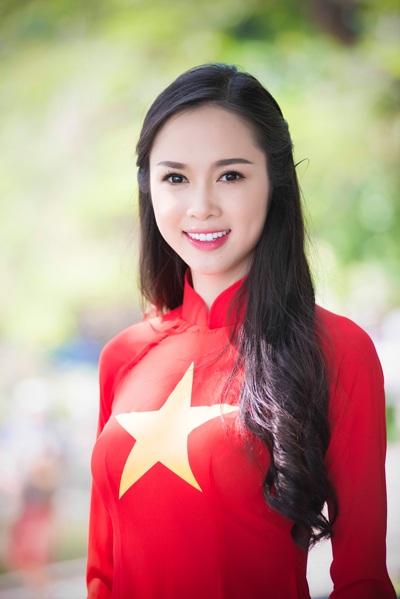 Mỹ nhân Việt nổi bật với áo màu cờ đỏ sao vàng hát "Quốc ca" - 1 Người đẹp Ngọc Anh