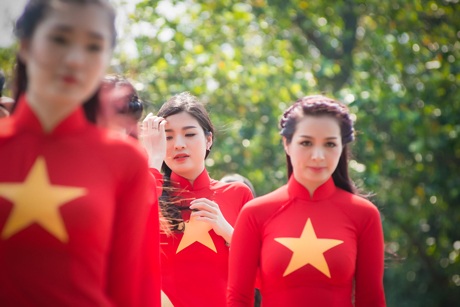 Mỹ nhân Việt nổi bật với áo màu cờ đỏ sao vàng hát "Quốc ca" - 9 Hà Thanh