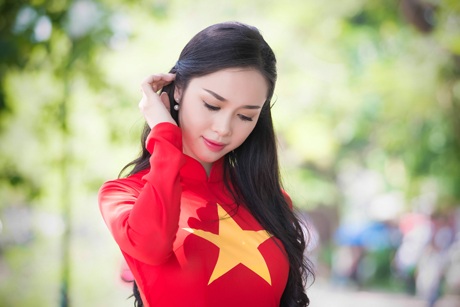 Mỹ nhân Việt nổi bật với áo màu cờ đỏ sao vàng hát "Quốc ca" - 2 Người đẹp Ngọc Anh