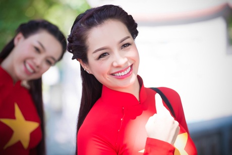 Mỹ nhân Việt nổi bật với áo màu cờ đỏ sao vàng hát "Quốc ca" - 4 Hà Thanh