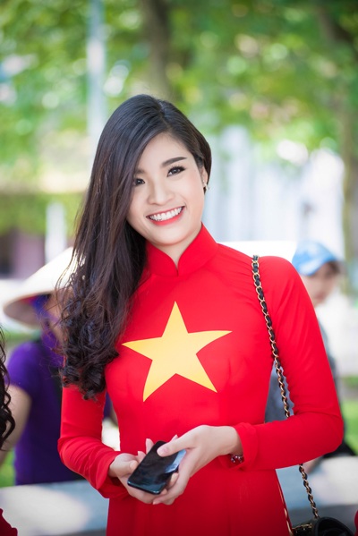 Mỹ nhân Việt nổi bật với áo màu cờ đỏ sao vàng hát "Quốc ca" - 5 Hà Thanh