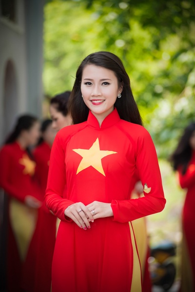 Mỹ nhân Việt nổi bật với áo màu cờ đỏ sao vàng hát "Quốc ca" - 6 Hà Thanh