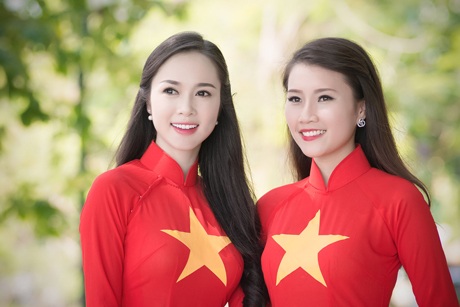 Mỹ nhân Việt nổi bật với áo màu cờ đỏ sao vàng hát "Quốc ca" - 7 Hà Thanh
