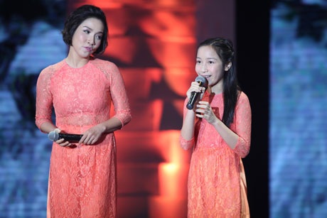 Con gái Mỹ Linh gây bất ngờ khi song ca cùng mẹ - 1 Mỹ Linh cùng con gái thể hiện ca khúc Đưa cơm cho mẹ đi cày
