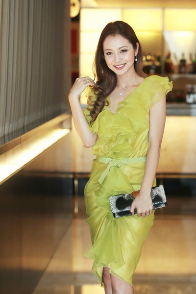 Hoa hậu Jennifer Phạm đẹp rạng rỡ - 5 Dù đã là bà mẹ hai con, người đẹp này vẫn giữ được vẻ đẹp rạng rỡ cùng vóc dáng đáng mơ ước