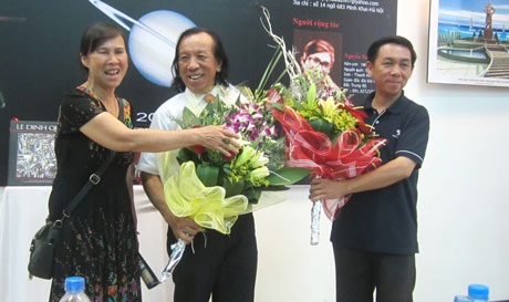 Vợ và con trai chúc mừng nhà điêu khắc- họa sĩ Lê Đình Quỳ