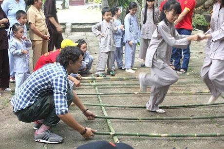 Min Jun tham gia hết mình vào trò chơi của các bé trong chương trình