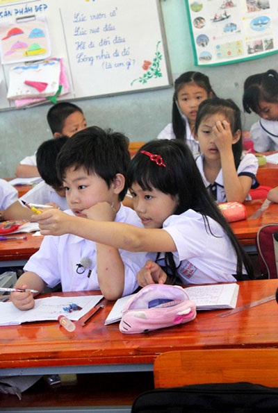 Tiểu Psy cùng 4 bạn nhỏ cũng có cha Hàn, mẹ Việt tham gia vào một lớp học đặc biệt