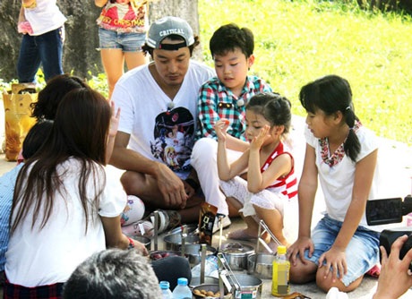 Min Woo ngồi trên lòng diễn viên nổi tiếng Kim Min Jun, người đóng phim Chuyện tình Praha