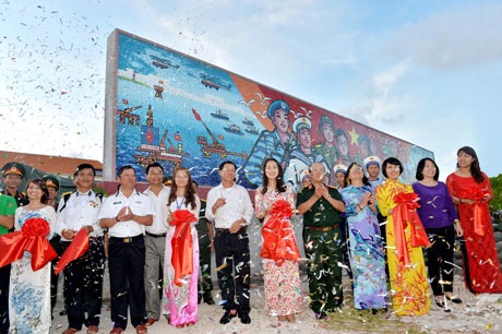 Khánh thành 2 bức tranh ghép gốm: “Trường Sa – Sức mạnh Việt Nam” - 1 Cảnh khánh thành bức tranh gốm Trường Sa - Sức
mạnh Việt Nam