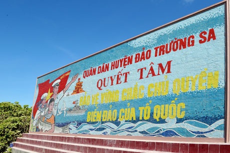 Khánh thành 2 bức tranh ghép gốm: “Trường Sa – Sức mạnh Việt Nam” - 3 Bức tranh cổ
động với hàng chữ lớn