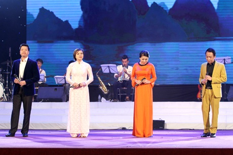 Mỹ Tâm hòa giọng cùng ba diva nhạc Việt - 3 Đăng Dương, Lan Anh, Việt Hoàn, Anh Thơ thể hiện Nơi đảo xa
