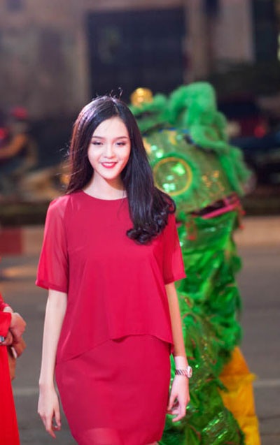 Á hậu Hoàng Anh ngày càng đẹp nhờ "dao kéo"? - 1 <b style=mso-bidi-font-weight:
normal>Hà Thanh