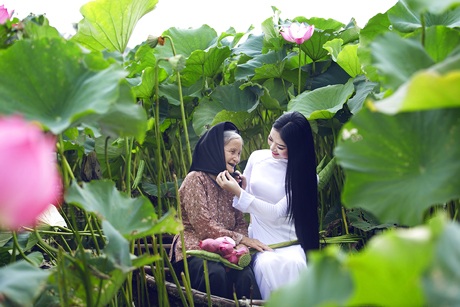 Hoa hậu Ngọc Anh đẹp tinh khôi với hoa sen - 6 Hoa hậu Ngọc Anh đẹp tinh khôi với hoa sen