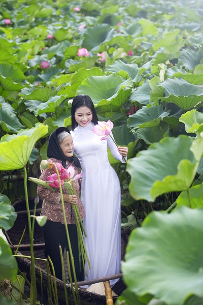 Hoa hậu Ngọc Anh đẹp tinh khôi với hoa sen - 10 Hoa hậu Ngọc Anh đẹp tinh khôi với hoa sen