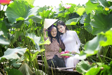 Hoa hậu Ngọc Anh đẹp tinh khôi với hoa sen - 8 Hoa hậu Ngọc Anh đẹp tinh khôi với hoa sen