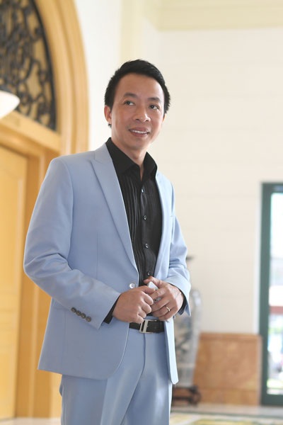 Ca sĩ Việt Hoàn hát Thơ tình người lính biển