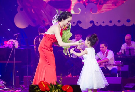 Phạm Thu Hà chìm đắm trong đêm nhạc Đoàn Chuẩn- Từ Linh - 9 <b style=mso-bidi-font-weight:
normal>Hà Thanh