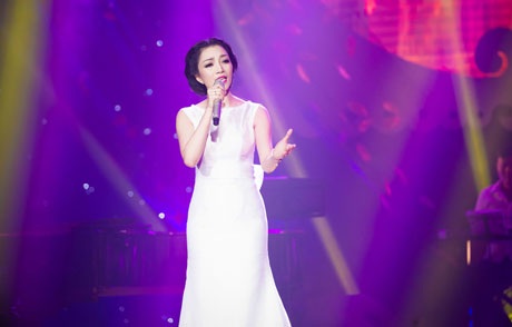 Phạm Thu Hà chìm đắm trong đêm nhạc Đoàn Chuẩn- Từ Linh - 4 <b style=mso-bidi-font-weight:
normal>HǠ Thanh