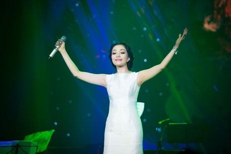 Phạm Thu Hà chìm đắm trong đêm nhạc Đoàn Chuẩn- Từ Linh - 6 <bĠstyle=mso-bidi-font-weight:
normal>Hà Thanh