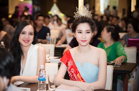 Các người đẹp Hoa hậu Việt Nam tham dự buổi họp báo