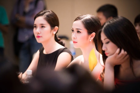 Các người đẹp Hoa hậu Việt Nam tham dự buổi họp báo