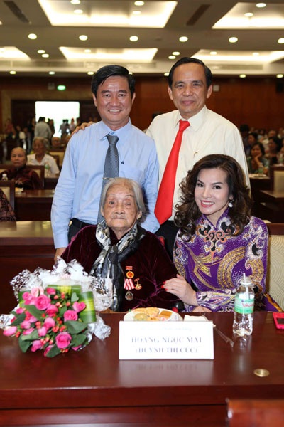 TS. Kim Hồng mừng mẹ chồng nhận danh hiệu Mẹ Việt Nam anh hùng - 4 ǔng Nguyễn Văn Hạnh- Bí thư quận ủy quận Tân Phú chúc mừng Mẹ Việt Nam anh hùng Hoàng Ngọc Mai