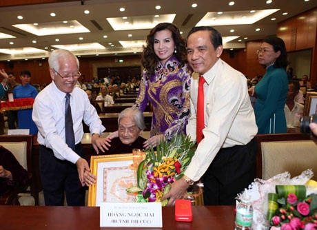 TS. Kim Hồng mừng mẹ chồng nhận danh hiệu Mẹ Việt Nam anh hùng - 6 Ông Nguyễn Văn Hạnh- Bí thư quận ủy quận Tân Phú chúc mừng Mẹ Việt Nam anh hùng Hoàng Ngọc Mai