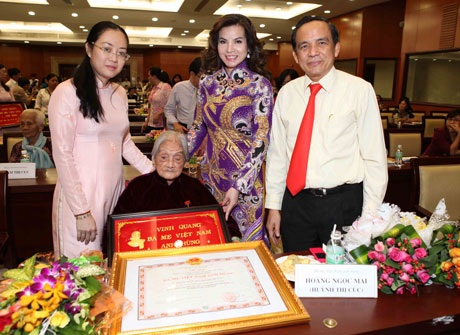 TS. Kim Hồng mừng mẹ chồng nhận danh hiệu Mẹ Việt Nam anh hùng - 7 Ông Nguyễn Văn Hạnh- Bí thư quận ủy quậŮ Tân Phú chúc mừng Mẹ Việt Nam anh hùng Hoàng Ngọc Mai