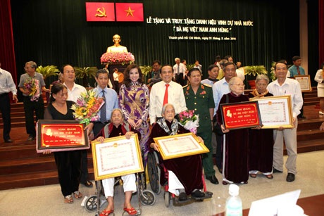 TS. Kim Hồng mừng mẹ chồng nhận danh hiệu Mẹ Việt Nam anh hùng - 8 40 Bà mẹ Việt Nam anh hùng được trao tặng lần này
